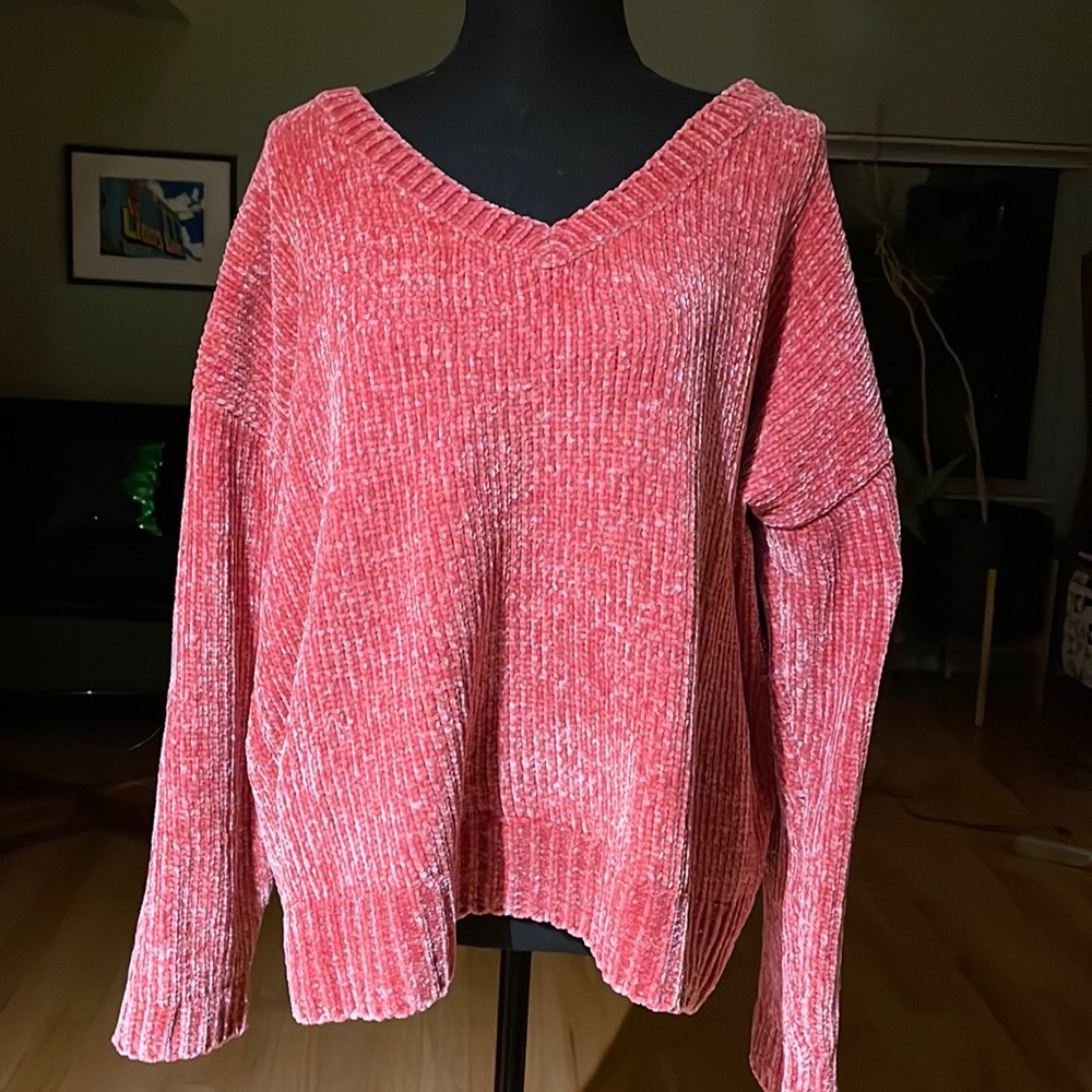 Super soft. Boxy fit. 23” length, v neck, 20” sleeve, 28” pit to pit